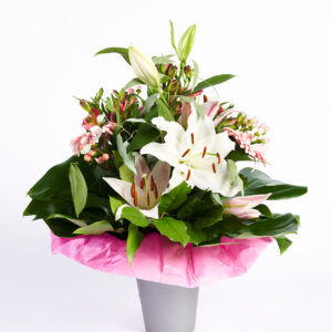 Blumenstrauß mit weißen Lilien ( je nach Lagerung können Blumen und Farben variieren)