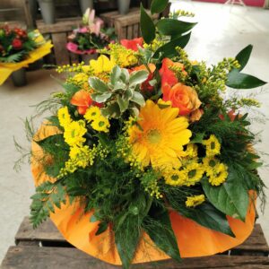 Blumenstrauß ( je nach Lagerung können Blumen und Farben variieren)